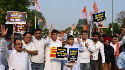 DPCC workers during the protest on Wednesday. (Arvind Yadav/HT Photo)