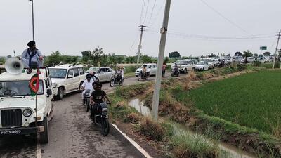 Farmers heading towards the Ambala superintendent of police’s office, demanding the release of their leaders, who were detained on Wednesday. (HT Photo)