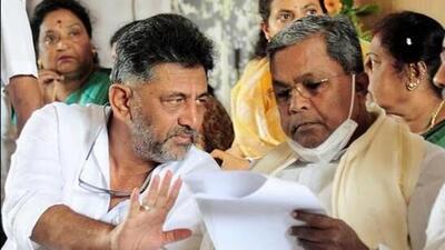 Karnataka chief minister Siddaramaiah (right) and deputy chief minister DK Shivakumar (left). (File Photo)
