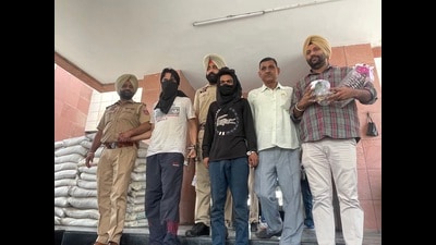 The Dera Bassi police arrested two members of gangster Lawrence Bishnoi’s gang and recovered seven illegal weapons, a .32 bore pistol, five country made pistols and a double-barrel gun besides two live cartridges. (HT Photo)