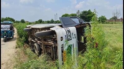 The driver lost control of the vehicle and it ran off the single-lane road in Greater Noida’s Rabupura locality and fell into the agricultural fields on Wednesday afternoon. (HT Photo) The driver lost control of the vehicle and it ran off the single-lane road in Greater Noida’s Rabupura locality and fell into the agricultural fields on Wednesday afternoon. (HT Photo)