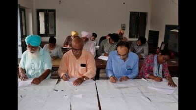 Urdu lessons were underway at the Punjabi Bhawan in Ludhiana. (HT File Photo) Urdu lessons were underway at the Punjabi Bhawan in Ludhiana. (HT File Photo)