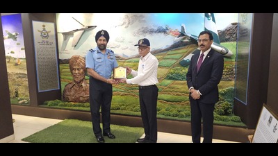 Vijay Prakash Malhotra, principal, DEI Technical College, Dayalbagh, presenting a citation to AOC Air Commodore KS Lamba in Chandigarh on Tuesday. (HT Photo)