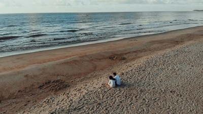 Kelly Smith found her husband on the beach with another woman (Representational image) Kelly Smith found her husband on the beach with another woman (Representational image)