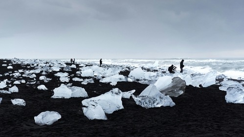 The sharp contrast of the black sand with the sculpted chunks of ice make Diamond Beach even more unreal. (Pexels)
