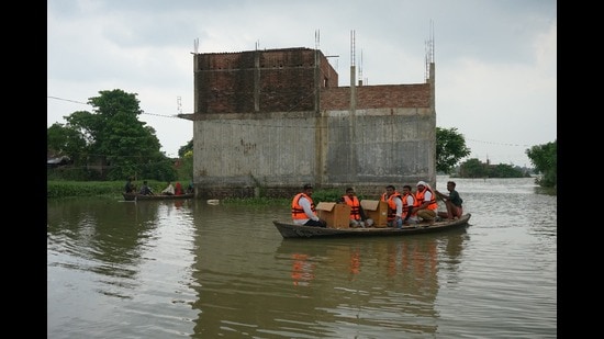 The District Disaster Response Force members in action in Gorakhpur on Wednesday (HT Photo)