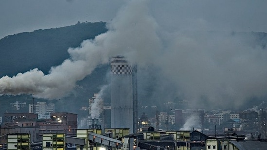 The court’s order noted the National Green Tribunal’s (NGT) findings on the poor air quality in Mahul and stated that no one should be forced to live in such conditions. (Vijayanand Gupta/HT PHOTO)