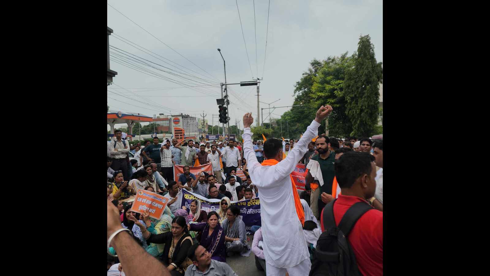 Haryana: Protesting computer operators meet CM Saini | Hindustan Times