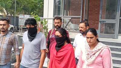 Cop among two held with 440-gm heroin