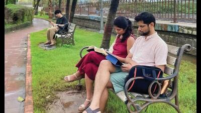 Bandra Reads in Mumbai has a group of 60 readers who read together in Jogger’s Park. Bandra Reads in Mumbai has a group of 60 readers who read together in Jogger’s Park.