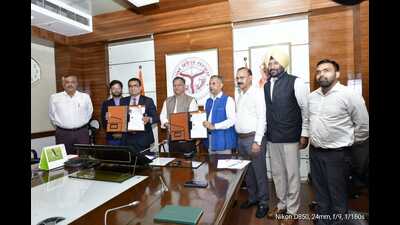 Chief secretary Manoj Kumar Singh and Midhani Group CMD SK Jha during the signing of MoU in Lucknow on Thursday. (Sourced)