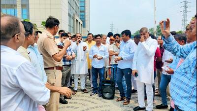 Federation of Residents Welfare Association, Greater Noida, said that they are gearing up for intensifying their protests if their concerns are not addressed soon. (HT Photo) Federation of Residents Welfare Association, Greater Noida, said that they are gearing up for intensifying their protests if their concerns are not addressed soon. (HT Photo)