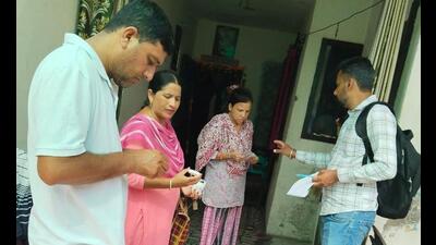 Health staff distribute ORS packets and chlorine tablets among residents in Jhill area of Patiala city. (HT photo) Health staff distribute ORS packets and chlorine tablets among residents in Jhill area of Patiala city. (HT photo)