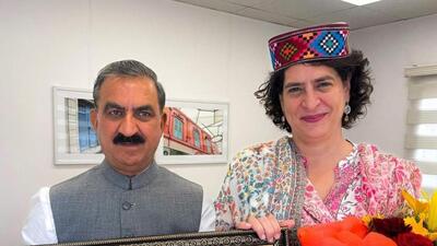 Himachal CM Sukhvinder Sukhu and Congress general secretary Priyanka Gandhi during a meeting in New Delhi. (HT)