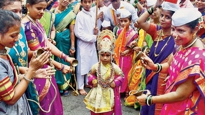 Pilgrims participate in the 'Dindi' procession on the occasion of Ashadhi Ekadashi at Vitthal Mandir, Wadala, on Wednesday. (Bhushan Koyande/HT Photo) Pilgrims participate in the 'Dindi' procession on the occasion of Ashadhi Ekadashi at Vitthal Mandir, Wadala, on Wednesday. (Bhushan Koyande/HT Photo)