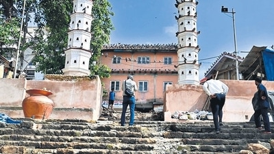 Stairs of Banganga Tank damage due to JCB, at Walkeshwar. (Hindustan Times) Stairs of Banganga Tank damage due to JCB, at Walkeshwar. (Hindustan Times)