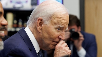 U.S. President Joe Biden rubs his nose while greeting shoppers inside Mario's Westside Market grocery store in Las Vegas, Nevada, U.S., July 16, 2024. REUTERS/Tom Brenner     TPX IMAGES OF THE DAY (REUTERS)