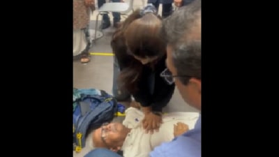 The doctor can be seen giving the man CPR. (X/@Rishi Bagree) The doctor can be seen giving the man CPR. (X/@Rishi Bagree)
