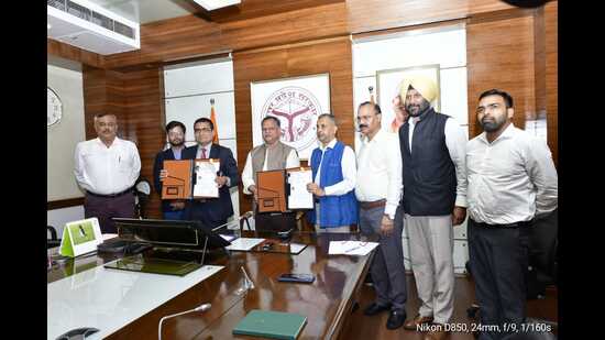 Chief secretary Manoj Kumar Singh and Midhani Group CMD SK Jha during the signing of MoU in Lucknow on Thursday. (Sourced) Chief secretary Manoj Kumar Singh and Midhani Group CMD SK Jha during the signing of MoU in Lucknow on Thursday. (Sourced)