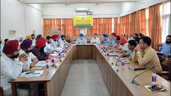 During an inter-state consultative and monitoring committee meeting in Bathinda, experts expressed concern over the sharp decline in the area under cotton while farmers went against the advisory and cultivated summer moong in the southwest districts of Punjab. (HT File)