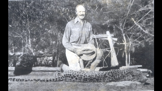 Jim Corbett with the man-eating leopard of Rudraprayag. (HT Pic)