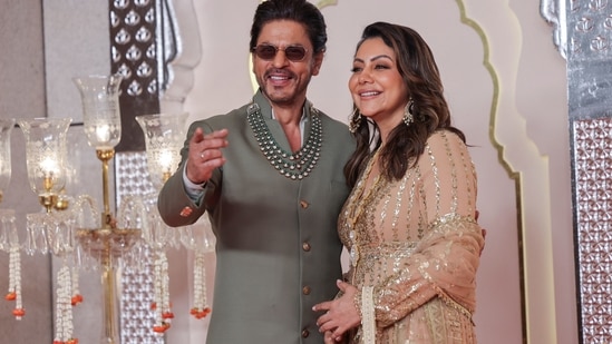Shah Rukh Khan and his wife Gauri Khan pose for pictures on the red carpet at Anant Ambani and Radhika Merchant's wedding in Mumbai.(REUTERS)