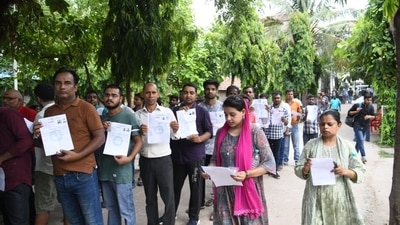 BPSC TRE Exam 3.0: Aspirants could be seen standing in queues to enter the examination hall ahead of the examinations today morning, (Photo by Santosh Kumar) (Santosh Kumar ) BPSC TRE Exam 3.0: Aspirants could be seen standing in queues to enter the examination hall ahead of the examinations today morning, (Photo by Santosh Kumar) (Santosh Kumar )