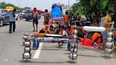 Kanwariyas on NH-58 near Har-ki-Pauri in Haridwar on Friday. (Rameshwar Gaur/HT Photo) Kanwariyas on NH-58 near Har-ki-Pauri in Haridwar on Friday. (Rameshwar Gaur/HT Photo)