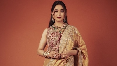 Madhuri Dixit will possibly always make everyone’s heart go ‘dhak dhak’ till the end of time. She might have transitioned from films to web series and even TV but her fans don’t care about the platform, they just love her nonetheless. 
