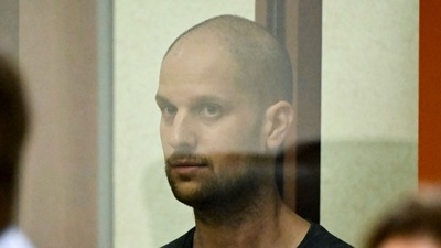 US journalist Evan Gershkovich, accused of espionage, stands inside a glass defendants' cage during the verdict announcement at the Sverdlovsk Regional Court in Yekaterinburg on July 19, 2024. (Photo by Alexander NEMENOV / AFP) (AFP)