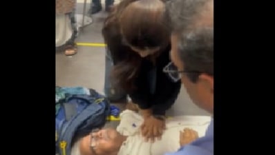 The doctor can be seen giving the man CPR. (X/@Rishi Bagree) The doctor can be seen giving the man CPR. (X/@Rishi Bagree)
