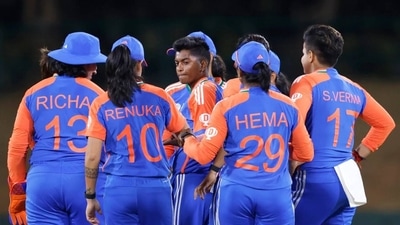 India, after being asked to bowl first, tasted their first success in the second over itself when pacer Pooja Vastrakar (2/31) dismissed Gull Feroza, caught by skipper Harmanpreet at mid-on. Vastrakar struck again, dismissing the other Pakistan opener Muneeba Ali with a short-pitched delivery, caught by Rodrigues at cover, reducing Pakistan to 26 for 2 after the fourth over. (ACC) India, after being asked to bowl first, tasted their first success in the second over itself when pacer Pooja Vastrakar (2/31) dismissed Gull Feroza, caught by skipper Harmanpreet at mid-on. Vastrakar struck again, dismissing the other Pakistan opener Muneeba Ali with a short-pitched delivery, caught by Rodrigues at cover, reducing Pakistan to 26 for 2 after the fourth over. (ACC)