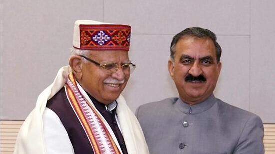 Himachal CM Sukhvinder Singh Sukhu and Union minister Manohar Lal Khattar at Himachal Bhawan in Chandigarh. (ANI)