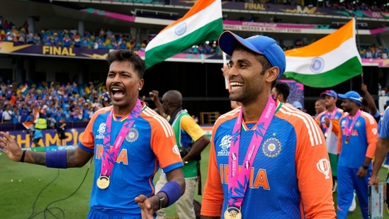 The Indian players told BCCI that they trusted Suryakumar Yadav (R) more than Hardik Pandya (L) and would prefer playing under the former's captaincy.(AP)