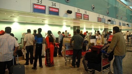 Passengers at the Kempegowda International Airport in Bengaluru.(livemint.com)