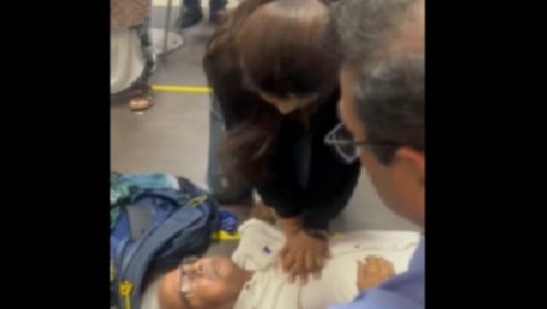 The doctor can be seen giving the man CPR. (X/@Rishi Bagree)