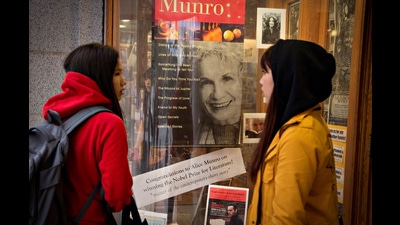 FILE PHOTO: Customers look at a window display congratulating Canadian author Alice Munro at bookstore Munro's Books after she won the Nobel Prize for Literature in Victoria, British Columbia October 10, 2013. REUTERS/Andy Clark/File Photo (REUTERS) FILE PHOTO: Customers look at a window display congratulating Canadian author Alice Munro at bookstore Munro's Books after she won the Nobel Prize for Literature in Victoria, British Columbia October 10, 2013. REUTERS/Andy Clark/File Photo (REUTERS)