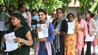 Candidates were required to arrive at the exam centre at least two hours before the examination, along with the necessary documents such as admit card. (Santosh Kumar) Candidates were required to arrive at the exam centre at least two hours before the examination, along with the necessary documents such as admit card. (Santosh Kumar)