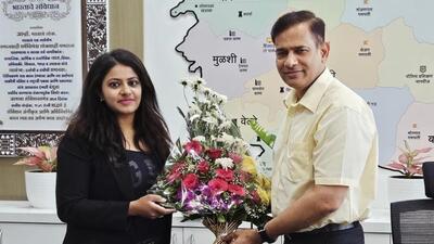 Puja Khedkar (L) had lodged a complaint of harassment against Pune district collector Suhas Diwase (R) at Washim on July 16. (HT FILE)
