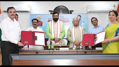The MoU was signed by A. Mona Sreenivas, commissioner of the Municipal Corporation Faridabad; Narhari Singh Banger, MCG commissioner; and Renu Narang, chief executive officer of NVVNL in the presence of Union Minister Manohar Lal, chief minister Nayab Singh Saini, and minister of state for urban local bodies Subhash Sudha. (HT Photo) The MoU was signed by A. Mona Sreenivas, commissioner of the Municipal Corporation Faridabad; Narhari Singh Banger, MCG commissioner; and Renu Narang, chief executive officer of NVVNL in the presence of Union Minister Manohar Lal, chief minister Nayab Singh Saini, and minister of state for urban local bodies Subhash Sudha. (HT Photo)