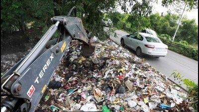 The PCMC area daily generates 1150 metric tonnes of waste, out of which 700 tonnes is dry waste and 450 tonnes is wet waste. (HT PHOTO) The PCMC area daily generates 1150 metric tonnes of waste, out of which 700 tonnes is dry waste and 450 tonnes is wet waste. (HT PHOTO)