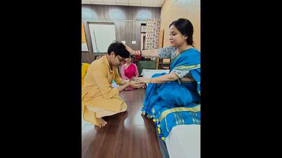 A student seeking blessings of his teacher in BSV. (HT)