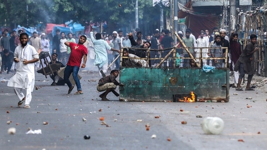 Protesters pelt stones as they clash with police during the ongoing anti-quota protest in Dhaka on July 19, 2024.(AFP)