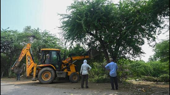 Departments concerned have been asked to maintain cleanliness on the designated routes of Kanwariyas, ensuring proper drainage, arrangements for portable water, sufficient lighting. (Sunil Ghosh/HT Photo)