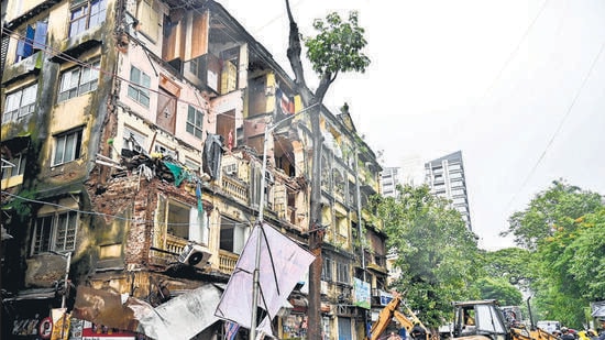 Mumbai, India - July 20, 2024: View of Rubinissa manzil after the balcony portion collapsed at Grant road, in Mumbai, India, on Saturday, July 20, 2024. (Photo by Anshuman Poyrekar/ Hindustan Times) (Hindustan Times)