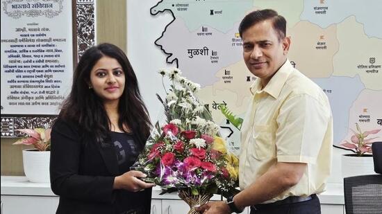 Puja Khedkar (L) had lodged a complaint of harassment against Pune district collector Suhas Diwase (R) at Washim on July 16. (HT FILE)