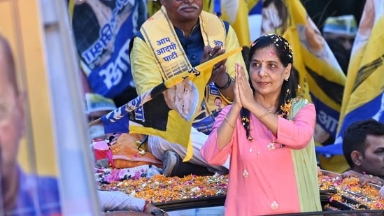 Sunita Kejriwal during a roadshow in New Delhi.(Sanchit Khanna/ HT Photo)