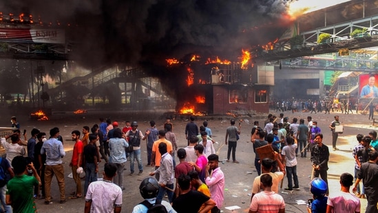 Anti-quota protesters clash with the police in Dhaka on July 18, 2024. (Photo by AFP)(AFP)