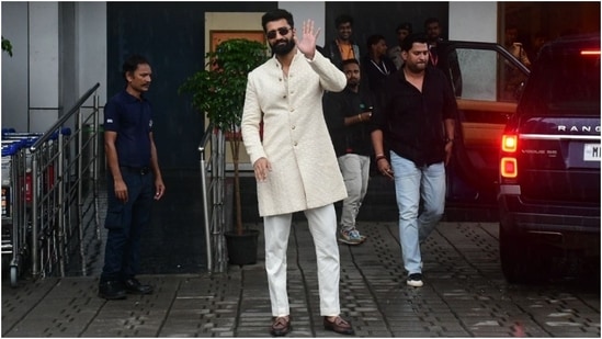 Vicky Kaushal wore an embroidered cream-coloured bandhgala sherwani with a matching kurta and white pants to the private airport in Mumbai today. The actor paired the ensemble with tan shoes, sunglasses, and a rugged beard look. (HT Photo/Varinder Chawla)