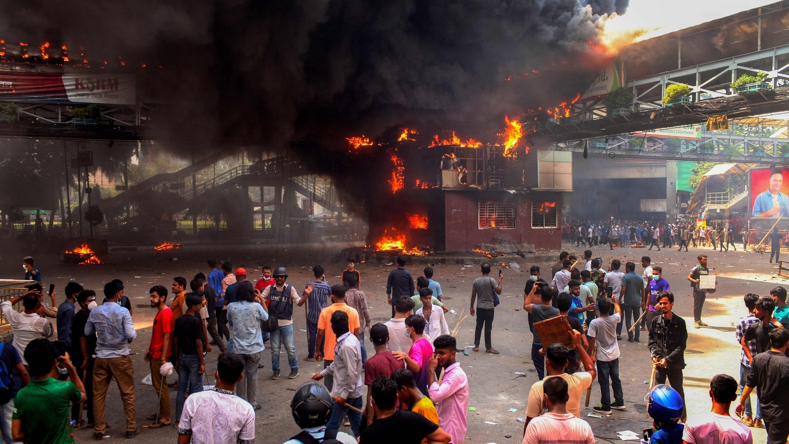 Bangladesh protests: Shoot-on-sight order after 133 killed | Top ...